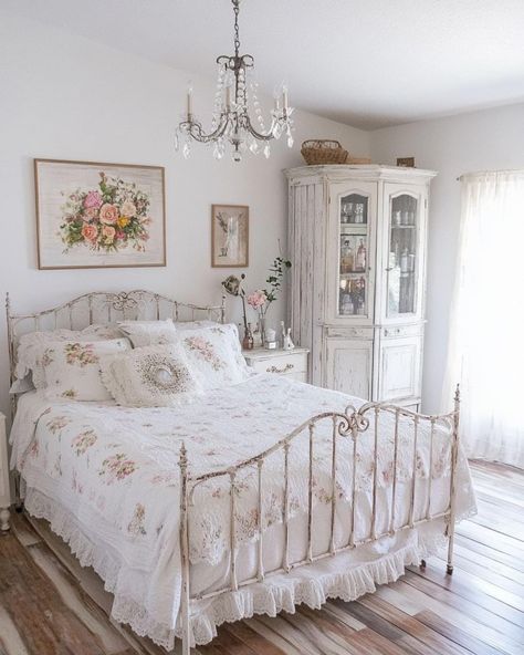 Shabby Chic Cottage Decor, White Iron Beds Bedroom Decorating Ideas, Shabby Chic Decor Bedroom Vintage Style, Cute Guest Room, Granny Bedroom, Shabby Sheek Decor, Shabby Chic Bedrooms On A Budget, White Shabby Chic Bedroom, Diy Shabby Chic Decor