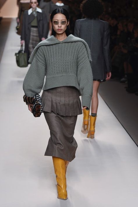 Fendi | Ready-to-Wear - Autumn 2018 | Look 23 Fashion Trend Board, Fashion Week 2018, Knitwear Fashion, Hottest Fashion Trends, Fashion 2018, Fall Fashion Trends, Fall 2018, Knit Fashion, Mode Inspiration