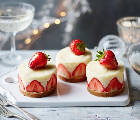 French Sweets Desserts, Sunday Treats, Fraisier Cake, Strawberry Heaven, French Sweets, Recipes For The Family, Ramekin Dishes, Family Home Decor, French Cake