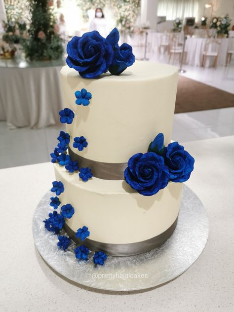 Royal Blue Wedding Cake Ideas, White And Royal Blue Wedding Cake, Wedding Cake Designs Blue And White, Royal Blue Quinceanera Cake Ideas, Royal Blue 15 Cakes, Royal Blue Wedding Cake 2 Tier, Royal Blue Cakes Quinceanera, Royal Blue Cake Design, Royal Blue And White Wedding Cake