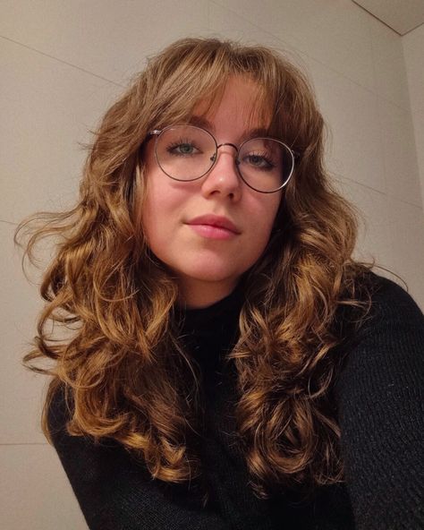 Wavy Hair Bangs Square Face, Wispy Bangs Round Face Curly Hair, Wavy Hair Bangs Glasses, Bangs 2b Hair, Wispy Bangs Round Face Wavy Hair, Whisky Bangs Curly Hair, Haircut Wavy Hair Round Face, Wispy Face Framing Bangs Curly Hair, Curly Bangs With Glasses