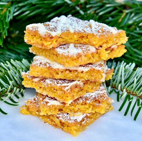 Segknäckiga kokosrutor med saffran och vit cho... | Hannas bageri Baka Till Jul, Christmas Sweet Recipes, Glutenfri Baking, Shake N Bake, Christmas Food Desserts, Christmas Sweets, Dessert Decoration, Vegan Baking, Candy Recipes