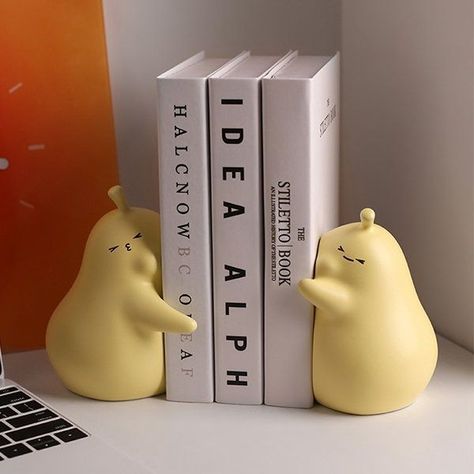 Book End Ceramic, Aesthetic Book Ends, Ceramic Objects Ideas, Book Ends Ceramic, Cute Book Ends, Ceramic Bookends Ideas, Aesthetic Bookends, Bookends Aesthetic, Cool Bookends