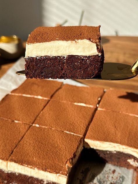 Tiramisu Brownie Tirimasu Aesthetic, Brownie Tiramisu, Oreo Tiramisu, Brownies Ideas, Tiramisu Brownies, Tiramisu Recept, 2024 Recipes, Tiramisu Cake, Food Sweet