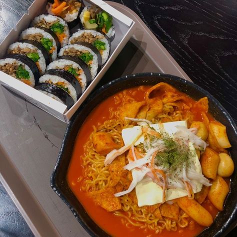 Tteokbokki And Kimbap, Cheese Tteokbokki Aesthetic, Kimbap Aesthetic, Tteokbokki Aesthetic, Korean Kimbap, Cheese Kimbap, Cheese Ramen, Spicy Cheese, Korea Food