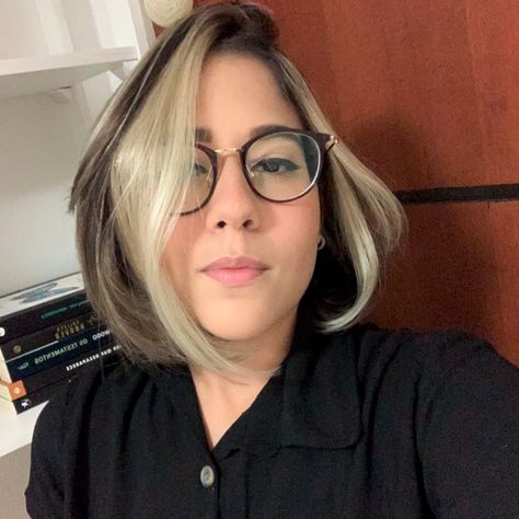 meche loira frontal cabelo curto Mecha Frontal, Blonde Streak, Streak Ideas, Hair 2022, Blonde Streaks, Face Frame, Hello Pretty, Multicolored Hair, Rainbow Hair