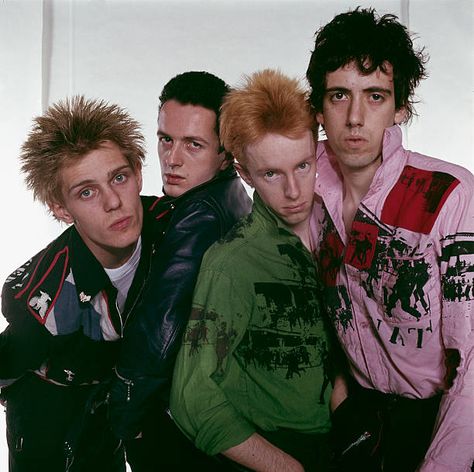 English punk group The Clash circa 1977 Left to right bassist Paul Simenon singer Joe Strummer drummer Topper Headon and guitarist Mick Jones Topper Headon, The Future Is Unwritten, Garage Punk, Paul Simonon, Mick Jones, 70s Punk, British Punk, Joe Strummer, Punk Rock Bands