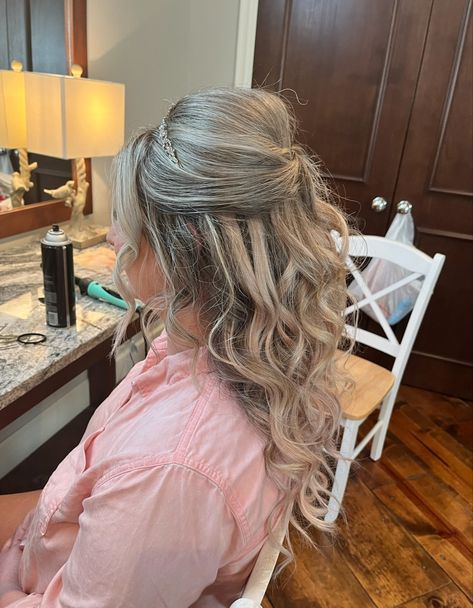 Beautiful half up half down hairstyles with tiara Hairstyles With Tiara, Half Up Half Down Hairstyles, Tiara Hairstyles, Half Up Half Down Hair, Disney Wedding, Bridal Tiara, Half Up Half Down, Down Hairstyles, Half Up