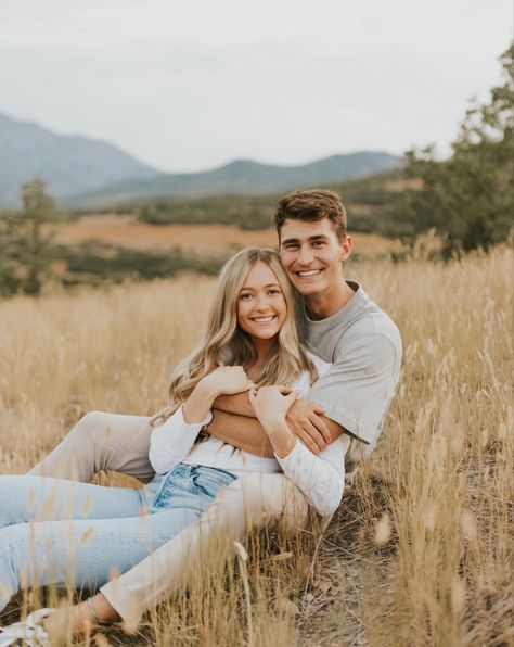 Couples Backyard Photoshoot, Smiling Engagement Pictures, Engagement Photos Kissing, Husband Wife Pictures, Cold Engagement Photos, Rustic Engagement Pictures, Women Photoshoot, Engagement Shoots Poses, Fall Couple Photos