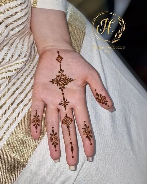 Mehendi Designs Fingers, Minimalist Mehendi Designs, Mehndi Tips, Minimalist Mehendi, Simple Bridal Henna, Mehndi Designs Palm, Trending Mehndi Designs, Mehndi For Beginners, Mehndi Mandala