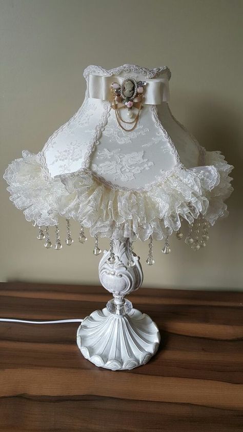 Shabby Chic Lighting, Lace Lamp, Shabby Chic Diy Crafts, Shabby Chic Table Lamps, Shabby Chic Lamp Shades, Victorian Lamps, Lampshade Makeover, Victorian Lampshades, Shabby Chic Lamps