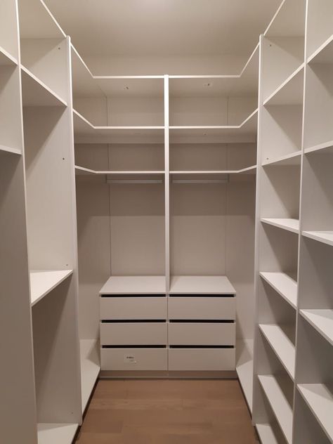 Closet Ideas For Small Spaces Walk In, U Shape Walk In Wardrobe, Walk In Closet Ideas Small, Small Dressing Room Ideas, Small Closet Room, Bedroom Wooden Floor, Closet Redesign, Small Closet Design, Master Closet Design