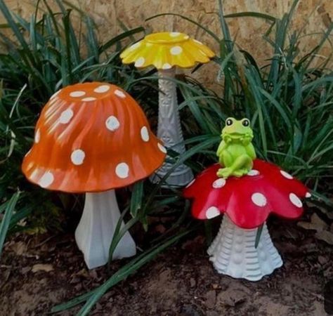 Garden Mushrooms, Garden Whimsy, Outdoor Crafts, Glass Garden Art, A Frog, Garden Edging, Diy Garden Projects, Glass Garden, Garden Art Diy