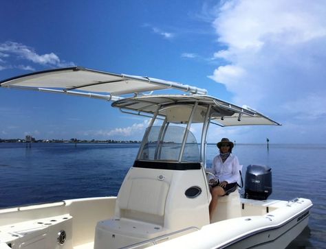 Center Console Boat Canvas and Shade Solutions | SureShade Luxury Pontoon Boats, Boat Organization, Angler Kayak, Boat Canvas, Retractable Shade, Boat Stands, Deck Layout, Center Console Boats, Boston Whaler