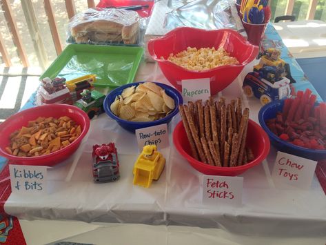 Paw Patrol Party Food - "Kibbles & Bits" (chex mix), "Paw-tato Chips" (potato chips), "Fetch Sticks" (pretzel sticks), "Pupcorn" (popcorn), "Chew Toys" (red licorice) Paw Patrol Snack Ideas, Paw Patrol Birthday Food, Paw Patrol Food Ideas, Paw Patrol Birthday Party Food, Paw Patrol Party Ideas Food, Paw Patrol Dessert Table, Paw Patrol Party Food, Chips Potato, Pretzel Mix