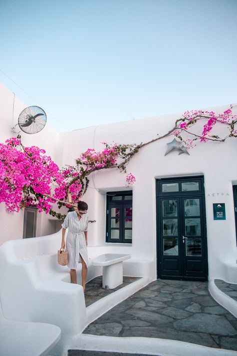 Greece Outdoor Patio, Greece Homes, Tropical Homes, Greece House, Casa Hobbit, Walkway Lighting, Mediterranean Mansion, Mykonos Blue, Homes Decor