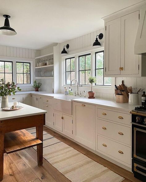 Spaces • Instagram Casa Vintage, Studio Mcgee, Kitchen Reno, Cottage Kitchen, White Cabinets, Küchen Design, House Inspo, Home Decor Kitchen, Dream Kitchen