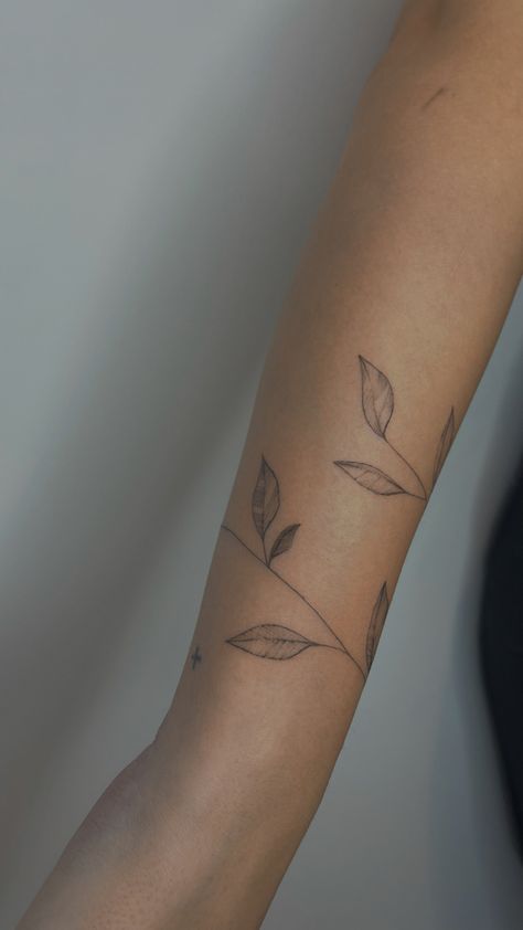 Leaves Bracelet Tattoo, Leaf Bracelet Tattoo, Bracelet Tattoos, Leaves Bracelet, Bracelet Tattoo, Tattoo Bracelet, Leaf Bracelet, Mini Tattoos, Leaf Tattoos