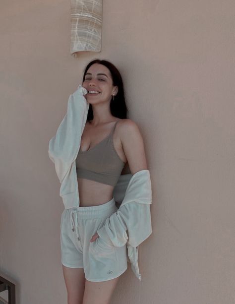 [Reign] Adeline Kane, Cora Hale, Adelaide Kane, Dylan O'brien, Alo Yoga, Celebrities Female, White Shorts, Wattpad, Actresses