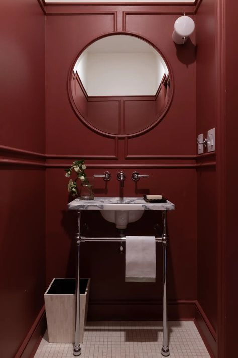 Red Bathroom Decor Ideas, Toilets Modern, Toilet Makeover, Parisian Chic Bedroom, Burgundy Bathroom, Toilet Modern, Beautiful Powder Rooms, Red Bathroom Accessories, Toilet Cleaning Hacks