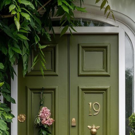 Farrow & Ball on Instagram: "Three bold and beautiful front doors 🏡  But which do you love the most? Let us know your favourite in the comments.  1. #Bancha by @yesterhome with photography by @alexstylesphoto and styling by @lifeofaninteriorstylist @peonylaneinteriors  2. #CooksBlue by @gettingstuffdoneinheels   3. #NancysBlushes by @suzi.ecarpenter  #FarrowandBall #frotndoor #paintcolours" Olive Green Door, Farrow And Ball Front Door Colours, Bee Door Knocker, Bright Front Doors, Victorian Front Door, Green Front Door, Typical British, Pink Front Door, Green Front Doors