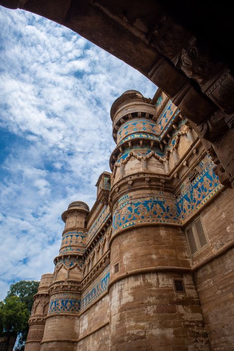 One of the oldest forts in Madhya Pradesh as well as in India, Gwalior Fort is known for its stunning architecture and unique history. Sprawling and offering unforgettable city views, this hill fort has been ruled by dynasties of different kingdoms over the years. It is also considered as one of the most impenetrable forts in the country. Hence, if you are passionate about different cultures and their past glories, a visit to Gwalior Fort is a must. Indian Fort Aesthetic, Gwalior Fort Night View, Madhya Pradesh Aesthetic, Gwalior City, Satya Sanatan, Gwalior Fort, India Places, Travel India Beautiful Places, Aesthetic Views