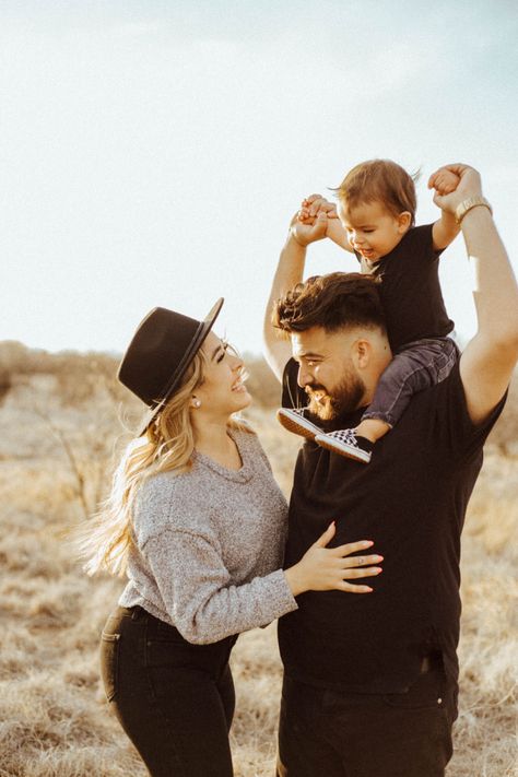 Cute Family Of 3 Pictures, Couple With Toddler Photography, Family Of 3 Photo Poses With Toddler, Family Photos With Toddler Boy, Family Photos With A Toddler, Family Photos With One Child, Family Photoshoot One Kid, Family Photoshoot One Child, Couple And Baby Photoshoot