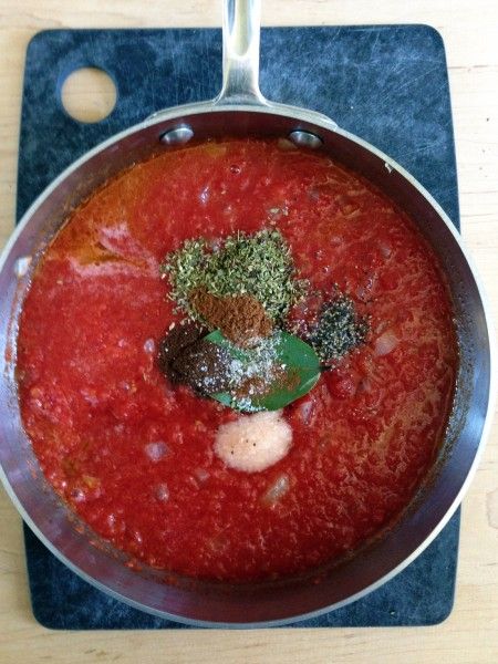 How to Make Greek Tomato Sauce - Technique Tuesday - California Greek Girl Cinnamon Sauce, Greek Sauce, Greek Flavors, Greek Cooking, Tomato Sauce Recipe, Technique Tuesday, Greek Dishes, Vegetable Drinks, Red Sauce