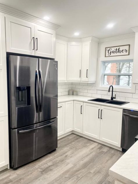 Grey Floor Wood Cabinets, Gray Floor Kitchen Ideas, White Floor Kitchen Ideas, Grey And White Kitchen Decor, Grey Wood Floors Kitchen, Small Kitchen Storage Hacks, Black Stainless Steel Kitchen, Black Appliances Kitchen, Grey Kitchen Floor