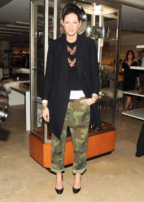 Before most of us even knew we liked camo, she was rocking the print in baggy, rolled pants. Simple White Jumpsuit, Jenna Lyons Style, Green Sequin Skirt, Jenna Lyons, Casual Chique, Popsugar Fashion, Camo Pants, Style Crush, Fashion Pictures