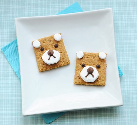 19 Easy And Adorable Animal Snacks To Make With Kids Canada Crafts, Animal Themed Food, Picknick Snacks, School Birthday Treats, Animal Snacks, Teddy Grahams, Dessert Recipes For Kids, Preschool Snacks, Snacks To Make