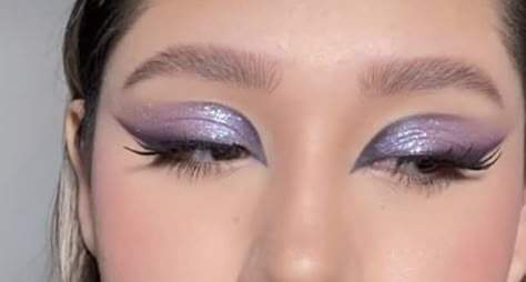 Purple 70s Makeup, Stage Makeup Looks, Retro Eye Makeup, Spicy Makeup, Ariana Makeup, Mystical Makeup, Instagram Makeup Looks, Purple Grunge, Retro Eye