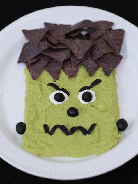 Frankenstein Guacamole | ift.tt/1P0HUIp | anais aubergine | Flickr Halloween Themed Appetizers, Halloween Veggie Tray, Vegan Halloween Food, Halloween Themed Snacks, Halloween Food Crafts, Holiday Entertaining Food, Creepy Halloween Food, Rosanna Pansino, Halloween Party Appetizers