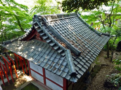 Japanese Roof Tiles, Japanese Roof Design, Japanese Cabin, Architecture Japanese, Japanese Roof, Chinese Roof, Leaves On The Ground, Japan Traditional House, Japanese Buildings