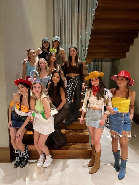 Group Costume For 5, 8 People Halloween Costumes, Group Fancy Dress Ideas, Group Fancy Dress, Cute Group Halloween Costumes, Halloween Toys, Group Costumes, Group Halloween Costumes, Utila