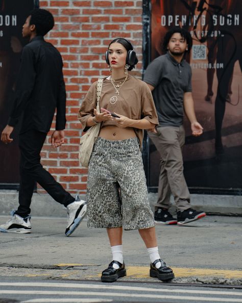 The Heavenly Hour - #streetstyle #sohonyc #summeroutfitideas #summerinnyc #summerinnewyork New York Girl, Tomboy Girls, Accessorizing Outfits, Gender Nonconforming, Cool Girl Outfits, Urban Looks, Girls Summer Outfits, Swaggy Outfits, Fashion Gallery