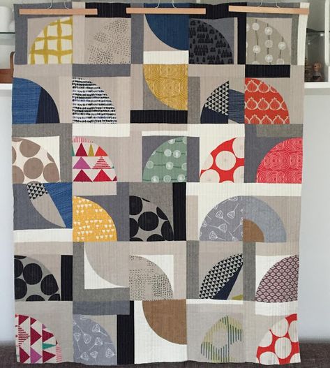 Inspiration blog post series - Quarter circles linen quilt by Sarah Hibbert Circle Quilt Patterns, Improv Quilt, Drunkards Path Quilt, Drunkards Path, Improv Quilts, Modern Quilt Blocks, Patchwork Inspiration, Improv Quilting, Abstract Quilt