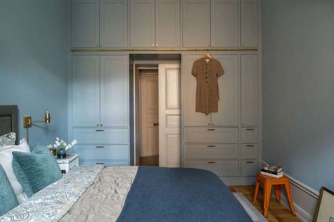 7 inredningsmissar du gör i ett litet rum | Sköna hem Bedroom Built In Wardrobe, Build A Closet, Bedroom Wardrobe, Spare Room, Contemporary Home Decor, Remodel Bedroom, Built In Wardrobe, Closet Bedroom, Blue Walls