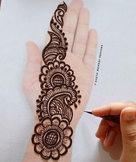 Pin by it's queen👑 fucky👑 queen👑 on Mehndi design | Mehndi designs front hand, Circle mehndi designs, Very simple mehndi designs Mehndi Design Name, Mehndi Designs Very Simple, Hand Circle, Simple Arabic Mehndi, Mehedi Design, Front Mehndi Design, Simple Mehendi Designs, Simple Arabic Mehndi Designs, Tato Henna