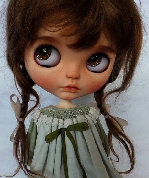 °♡° Bythle Doll, Customized Dolls, Pelo Cafe, Blythe Dolls For Sale, Brown Hair Brown Eyes, Blythe Dress, Living Dolls, Mini Scrapbook, Doll Eyes