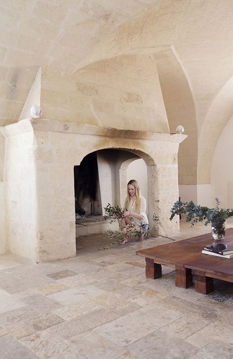 Holiday homes: masseria in Puglia - Photo - Living Corriere Sicilian Farmhouse, Traditional Fireplace Mantel, Feature Fireplace, Rustic Minimalist, Limestone Flooring, Italian Vacation, Tuscan Villa, Traditional Fireplace, Italy Holidays