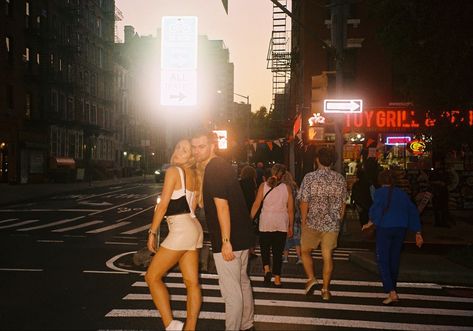 New York Disposable Camera, Vintage Nyc Photography, Nyc Disposable Camera, Chicago Film Photography, Nyc Film Aesthetic, Disposable Camera Photography Aesthetic, Disposables Aesthetic, Flash Camera Aesthetic, Film Camera Photos Aesthetic