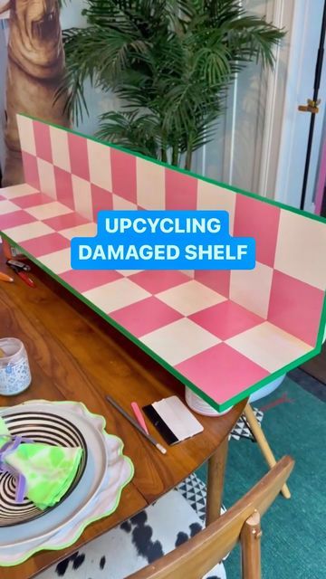 Paint Shelf Diy, Painting Shelf Ideas Diy, Diy Shelf Painting Ideas, Diy Funky Decor Ideas, Diy Eclectic Home Decor, Funky Diy Home Decor, Table Painting Ideas Colorful, Home Diy Projects On A Budget, Diy Funky Decor