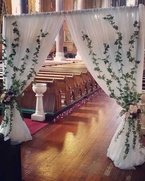 Grand entrance or backdrop for a wedding. Love the traveling ivy on the sheer fabric. Church Entrance, Decorating Wedding, Wedding Entrance Decor, Maroon Wedding, Wedding Entrance, Fall Wedding Colors, Entrance Decor, Floral Arch, Wedding Fabric