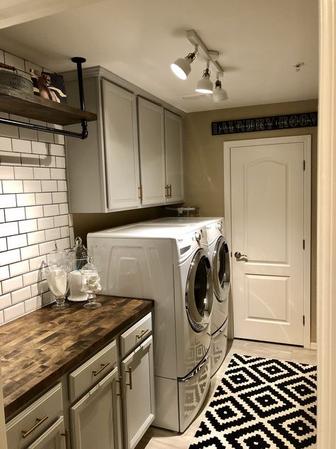 Industrial farmhouse laundry room DIY Handy couple Industrial Farmhouse Laundry Room, Industrial Exterior Design, Farmhouse Hardware, Industrial Farmhouse Lighting, Industrial Farmhouse Living Room, Home Office Industrial, Industrial Office Furniture, Industrial Exterior, Industri Modern