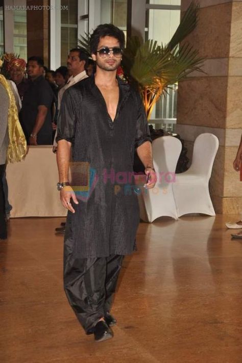 Shahid Kapoor at Genelia & Ritesh wedding, 2012 in a all black Pathani Suit Jens Kurta Designs Men, Shahid Kapoor Kurta, Genelia Ritesh, Ritesh Deshmukh And Genelia, Black Pathani, Pathani Salwar, Ritesh Deshmukh, Dhoti Pants For Men, Pathani For Men