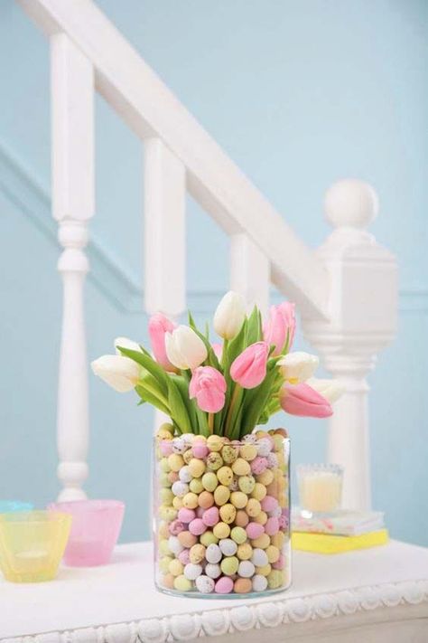 Tulips Centerpiece #centerpiece #spring #Easter #decorhomeideas Easter Wedding Ideas, Colorful Easter Table, Tulip Centerpiece, Easter Table Centerpieces, Easter Lunch, Tafel Decor, Pastel Balloons, Spring Centerpiece, Diy Ostern