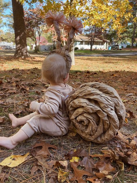 DIY childs snail Halloween costume Snail Diy Costume, Bug Family Halloween Costumes, Toddler Snail Costume, Diy Baby Snail Costume, Snail Baby Costume, Maškare Kostimi, Snail Costume Diy, Diy Bug Costume, Baby Snail Costume