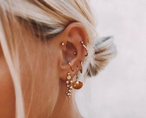 Ohrknorpel Piercing, Ear Piercing Helix, Piercing Snug, Bodysuit Tattoos, Ear Peircings, Piercings Ear, Ear Piercings Chart, Piercing Chart, Piercing Conch