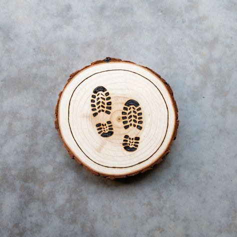 "These wood slice magnets feature adorable wood burned hiking boot prints! Each piece is entirely hand drawn - never with a laser or engraver! The design is burned into the wood by hand using a technique called pyrography: a free handed art of burning wood with a professional pyrography pen heated to approximately 800 degrees Fahrenheit. Material: 100% natural pine wood slice Size: between 3 - 3.5\" **Due to the natural quality of wood: size, shape and grain will vary slightly. Each magnet is ma Nature Wood Burning Ideas, Woodcraft Ideas, Wood Slice Magnets, Dremel Tool Projects, Pyrography Pen, Wood Cookies, Burning Wood, Wood Slice Crafts, Dremel Tool